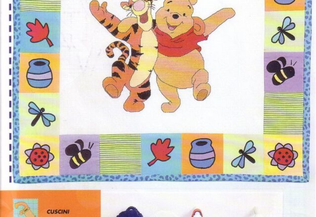 Cuscino punto croce con Winnie The Pooh e Tigro abbracciati (1)