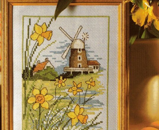 Quadretto punto croce con mulino a vento su un prato di fiori narcisi (1)