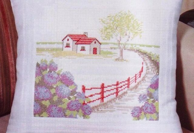 cuscino punto croce casa con ortensie (1)