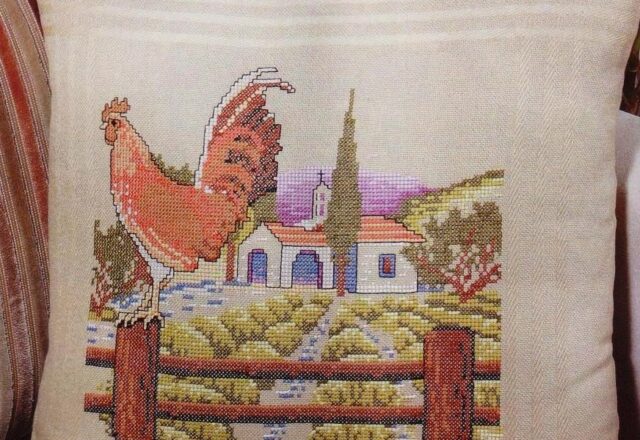 cuscino punto croce cascina con gallo (1)