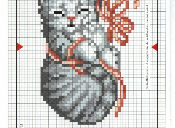 micio color grigio che dorme abbracciato ad un gomitolo schema punto croce