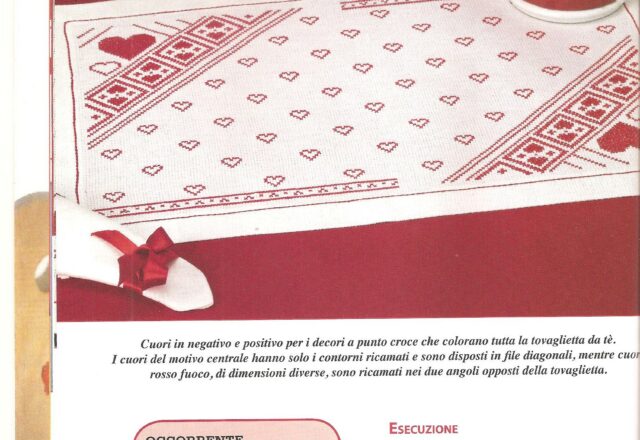 tovaglietta cuori rossi 7 schema punto croce