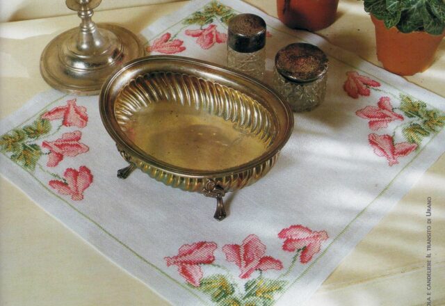 tovaglietta punto croce ciclamini (1)