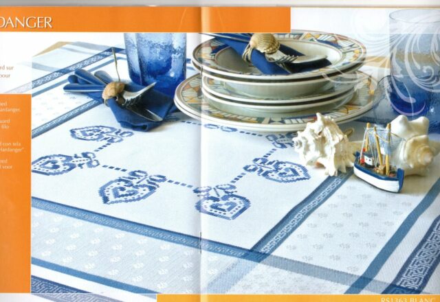 tovaglietta punto croce cuoricini con fiocco blu (1)
