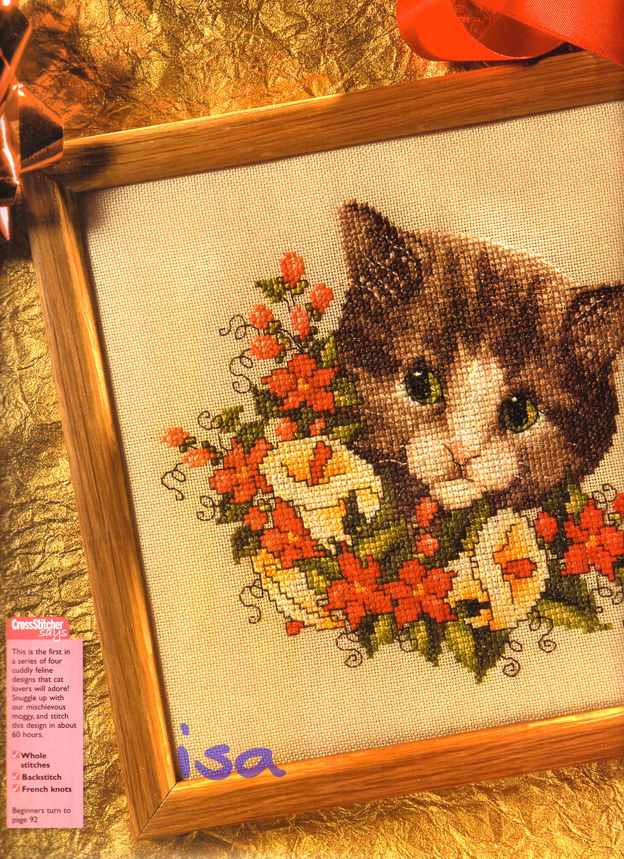 viso di gatto tenero tra i fiori (1)